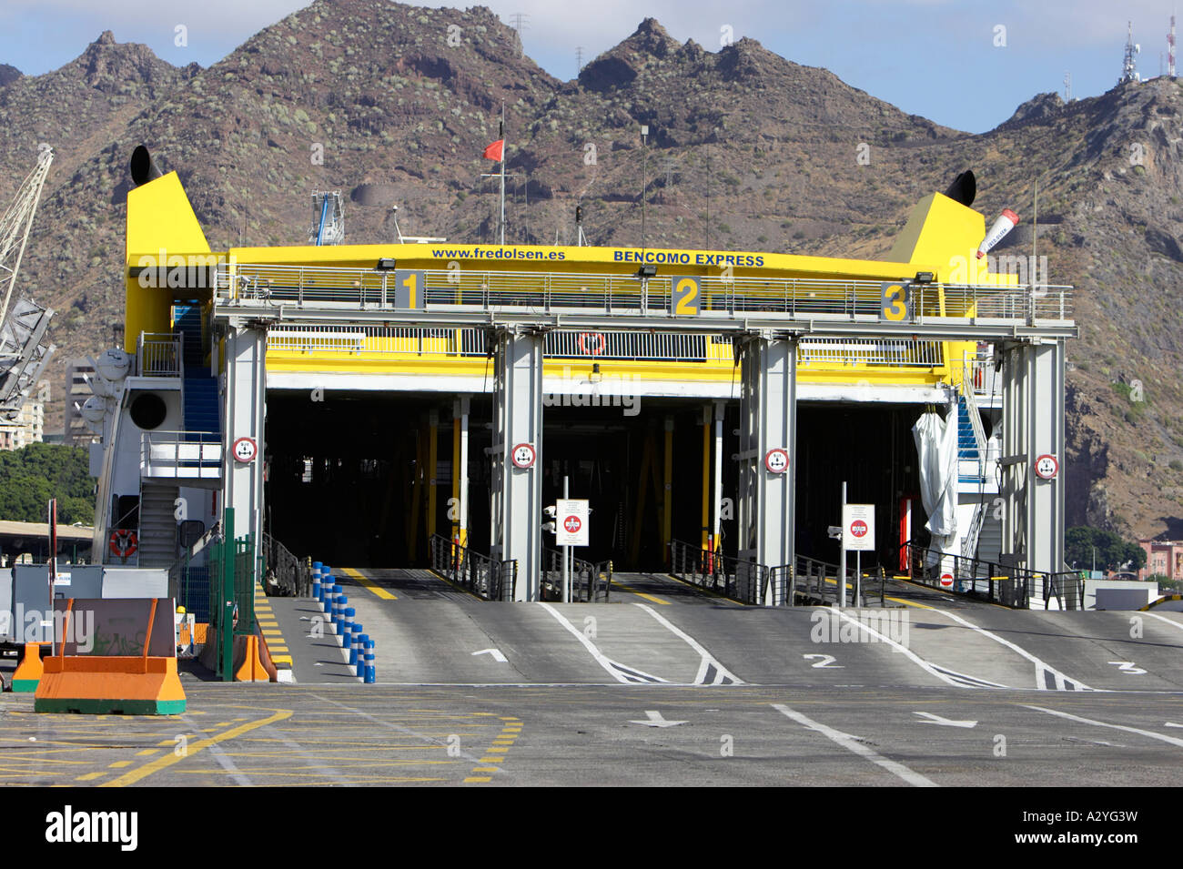 Rückansicht und Eingang auf dem Autodeck Autotyp Bencomo Express Fred Olsen Fähre sitzen in Puerto de Tenerife Stockfoto