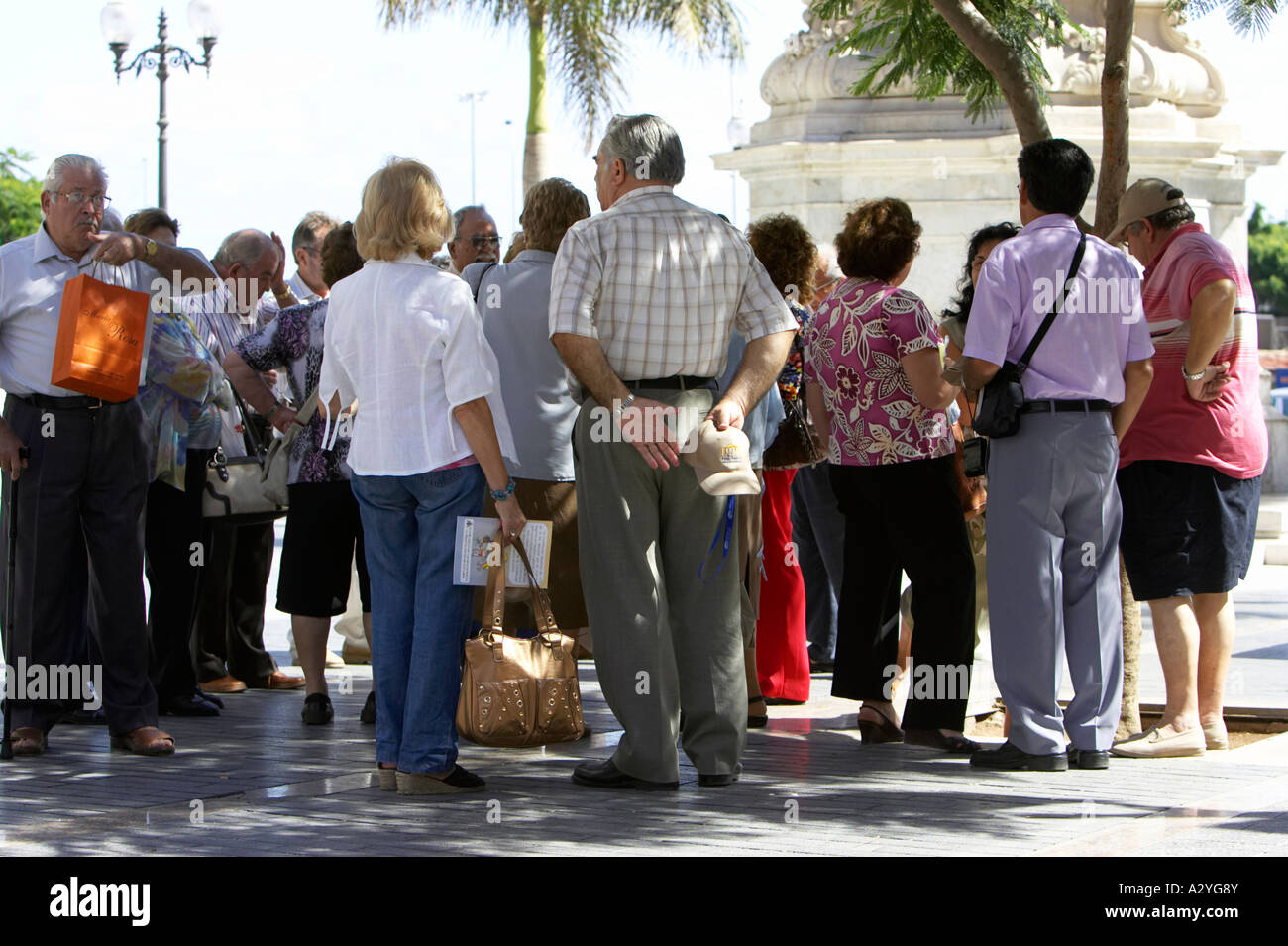 Gruppe von älteren Touristen warten, um für den Transport auf der Ramblas Santa Cruz De Tenerife-Kanarische Inseln-Spanien Stockfoto