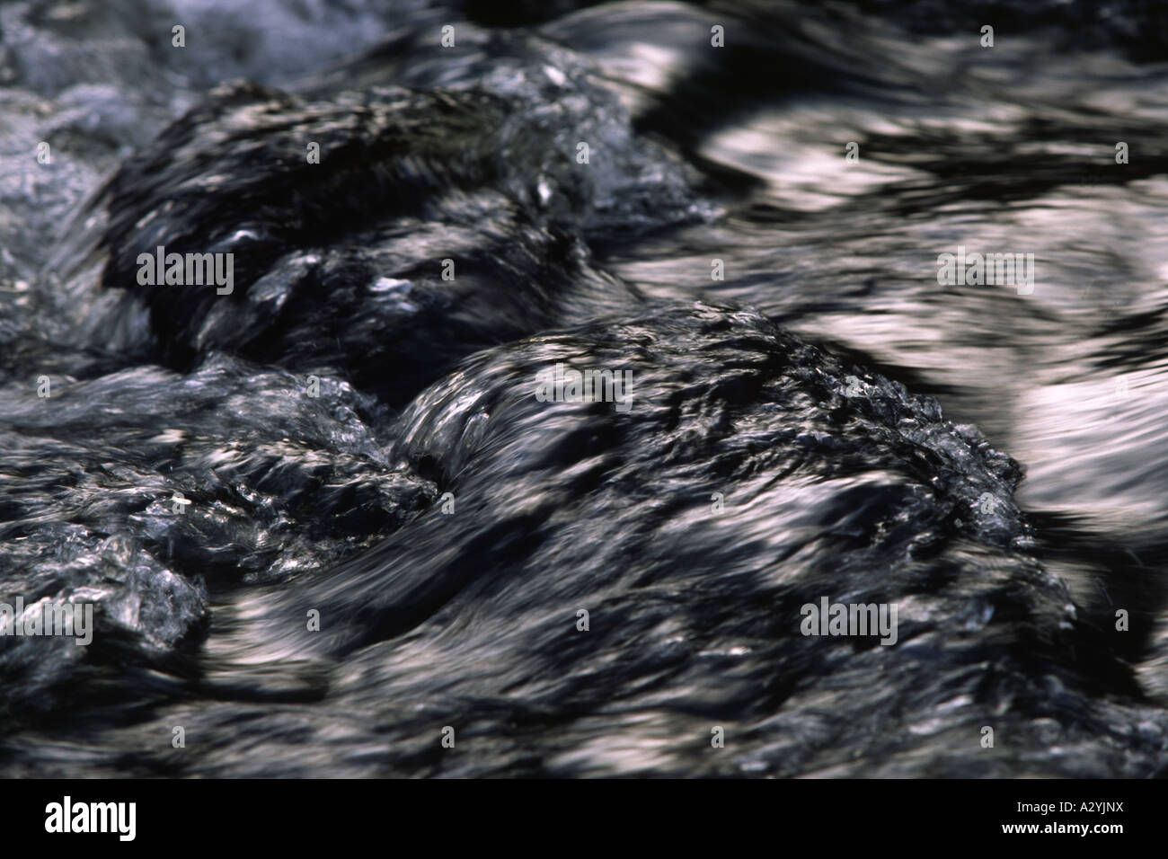 Wasser läuft hinunter einen Hügel. Powys, Wales, UK. Stockfoto