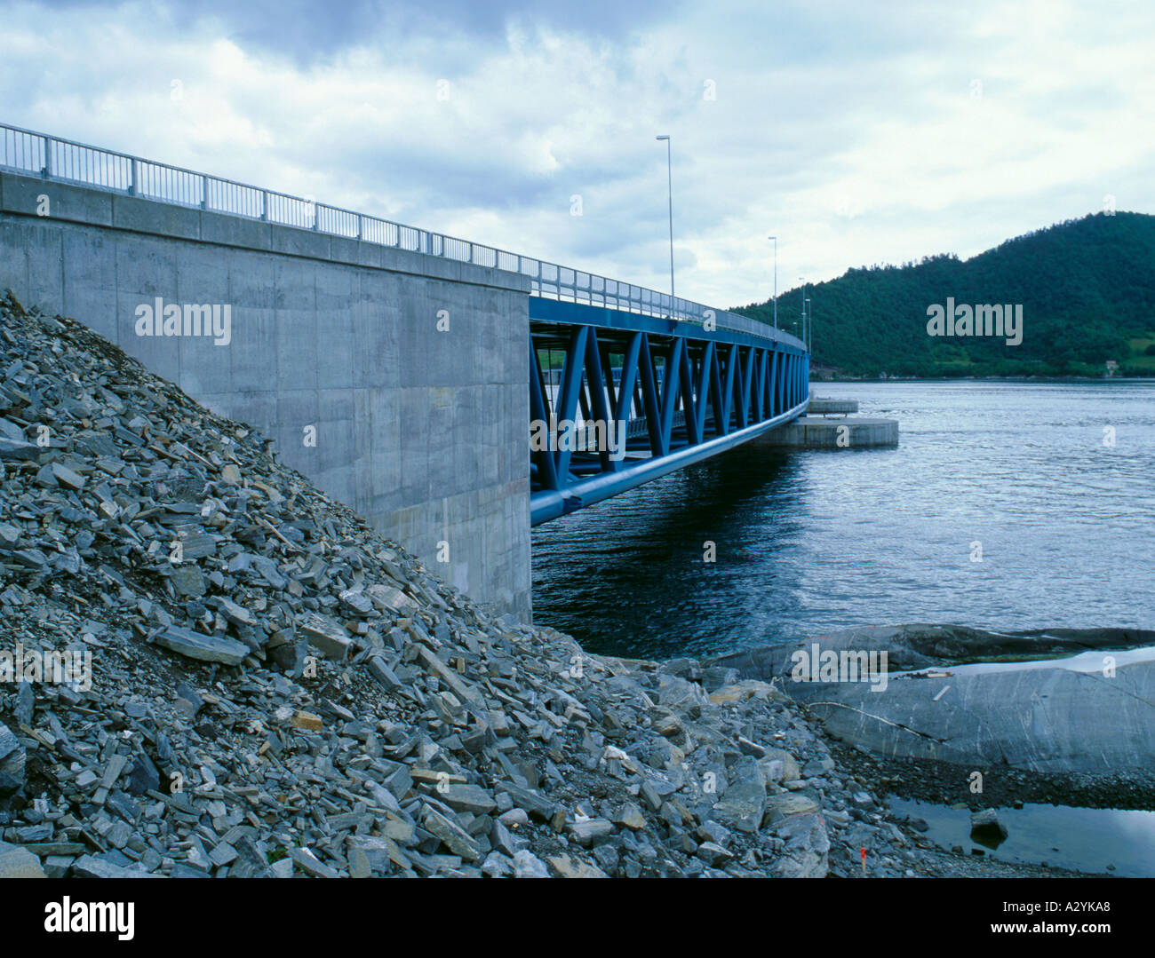 Aufbauteil und Stahlrohrwerk der schwimmenden Brücke Bergsøysund, Teil von Krifast, bei Kristiansund, Møre Og Romsdal, Norwegen. Stockfoto