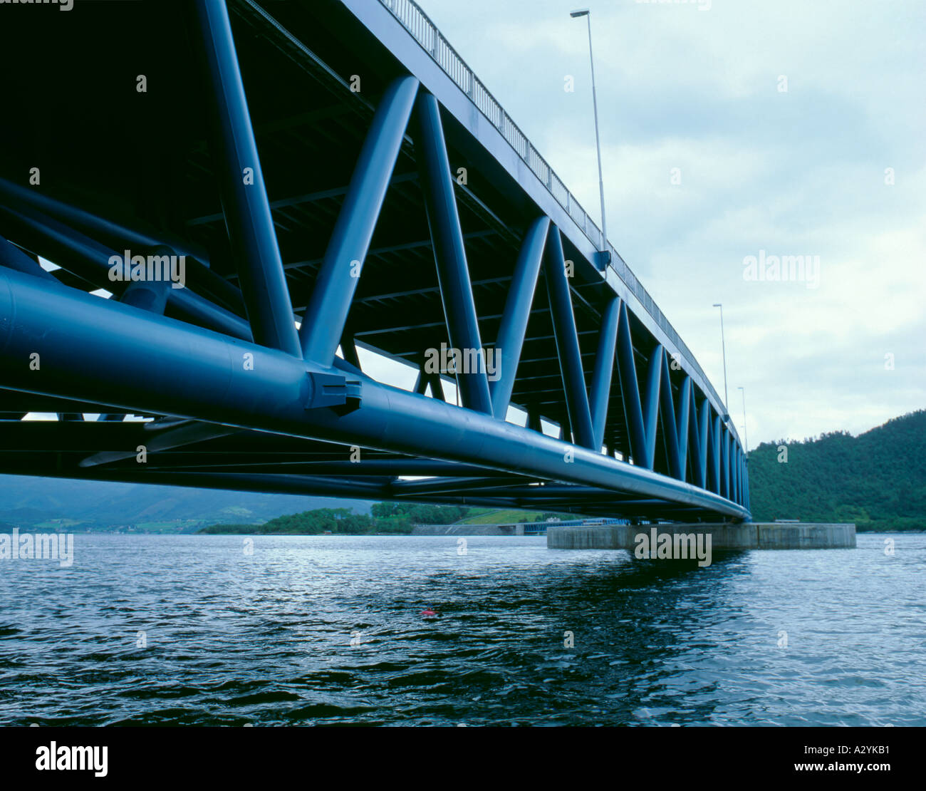 Gebogene Stahlrohr Stahlbinder der Bergsøysund Schwimmbrücke, Teil des Krifast, in der Nähe von Kristiansund, Møre Og Romsdal, Norwegen. Stockfoto