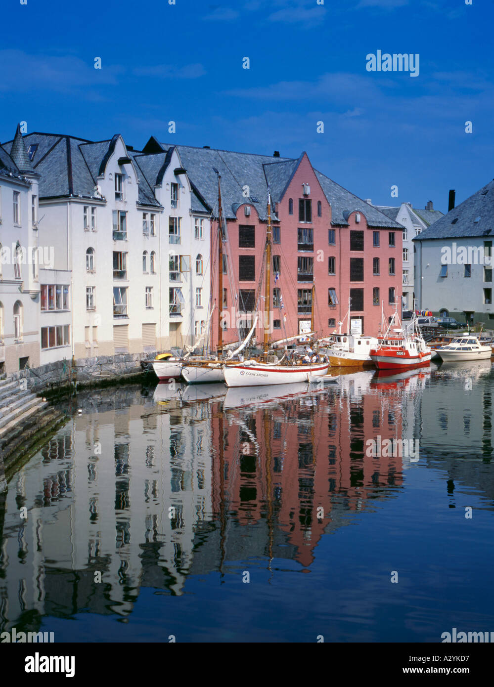 Waterfront Gebäude spiegelt sich in Brosundet, Ålesund, Møre Og Romsdal, Norwegen. Stockfoto