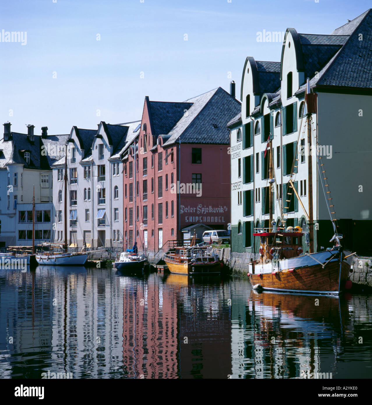 Waterfront Gebäude spiegelt sich in Brosundet, Ålesund, Møre Og Romsdal, Norwegen. Stockfoto