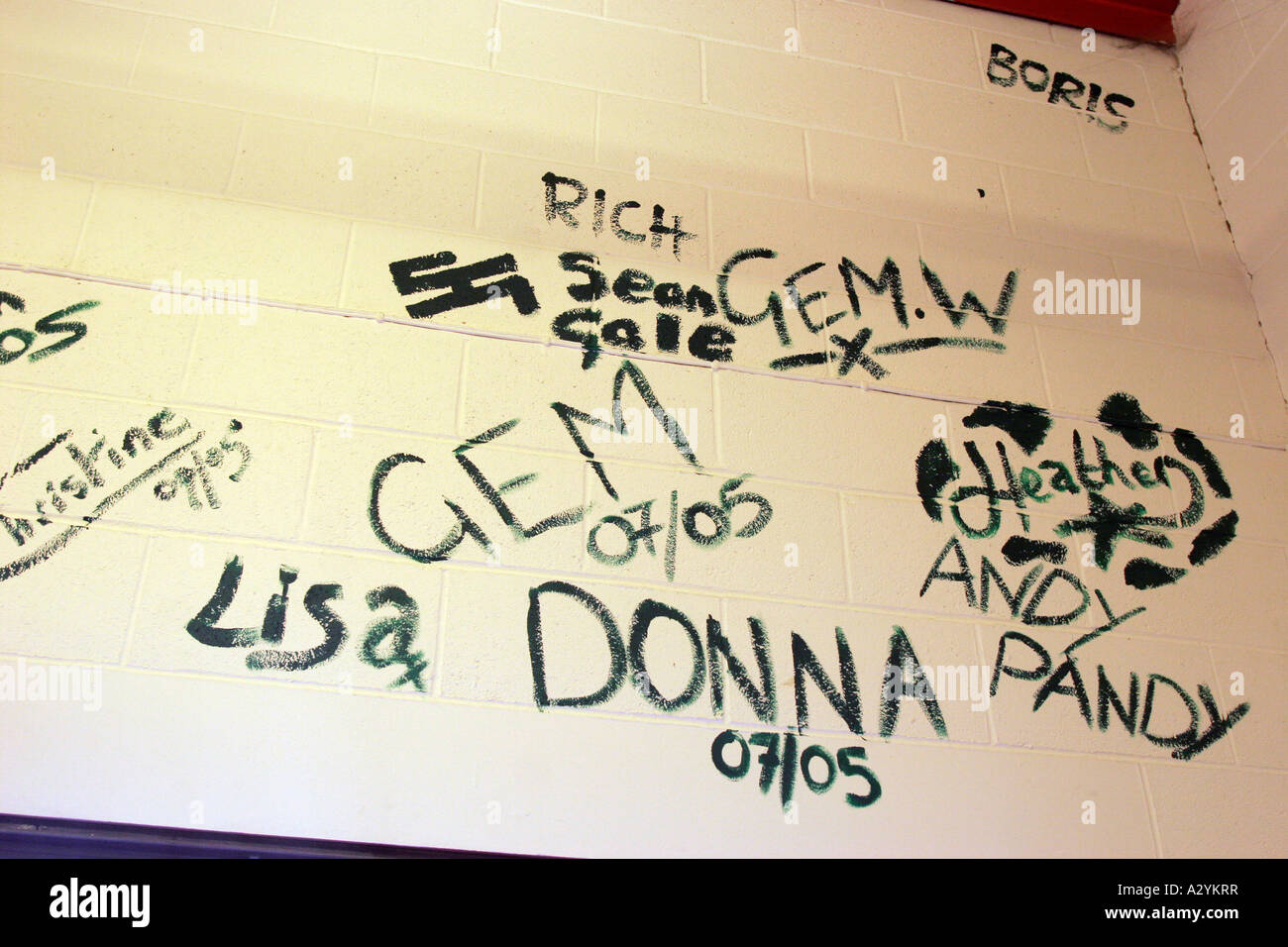 Student-Graffiti an Wände im Inneren Sixth Form college Stockfoto