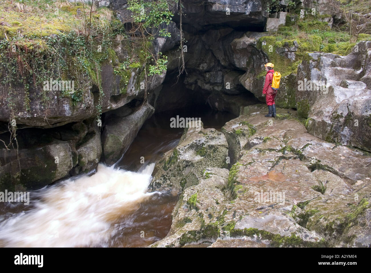 Weibliche Höhlenforscher in Porth yr Ogof Wiederaufleben South Wales UK Stockfoto