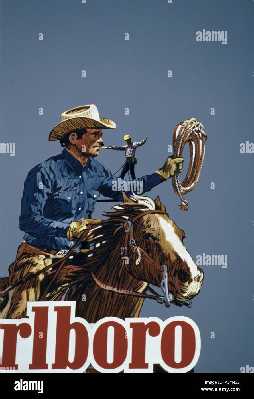 Bauarbeiter auf großem Maßstab stehen Ausschneiden Bild des Cowboys für Marlboro Werbung Los Angeles usa Stockfoto