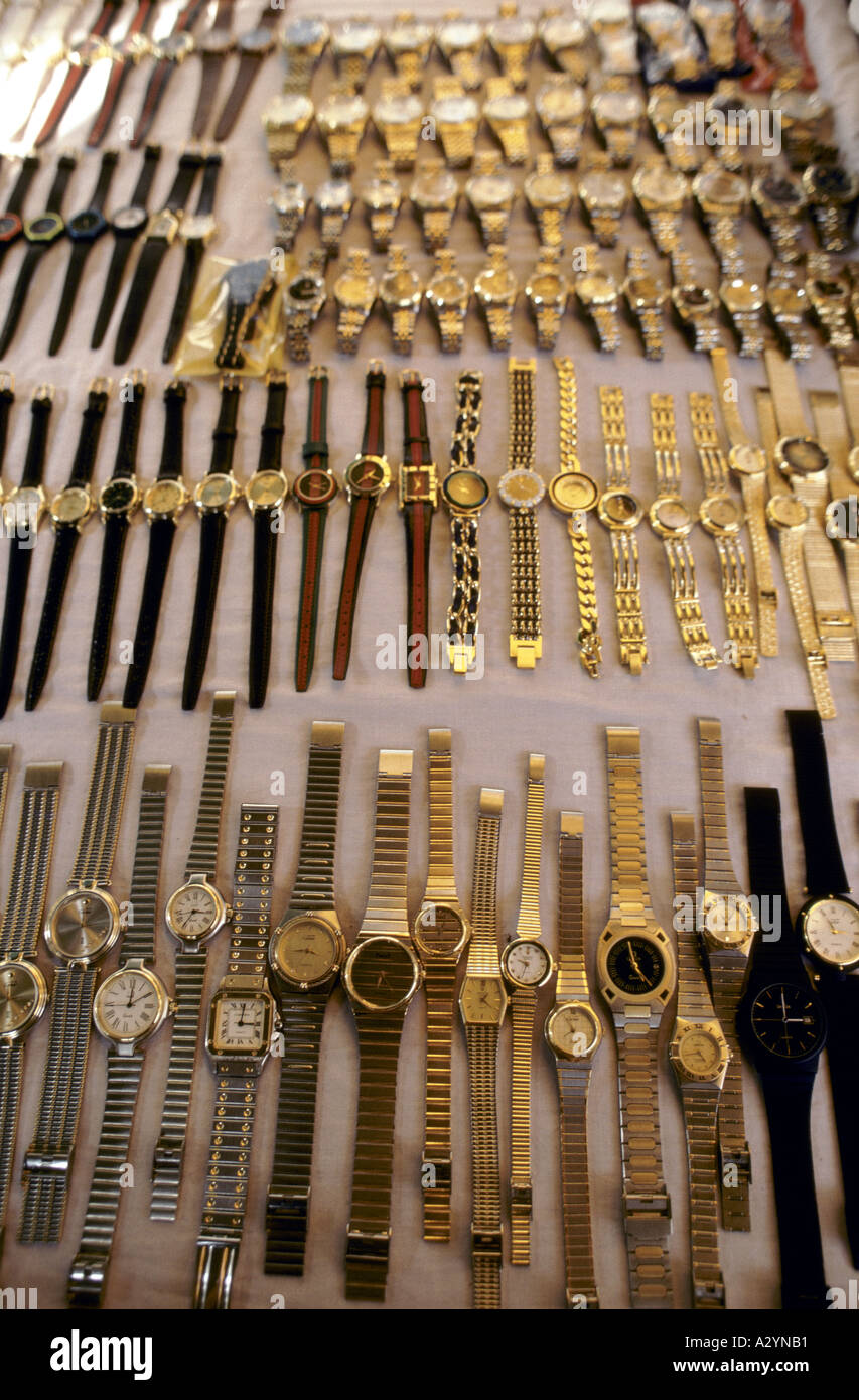 Gefälschte Designer-Uhren zum Verkauf auf einem Markt in Bangkok, Thailand Stockfoto
