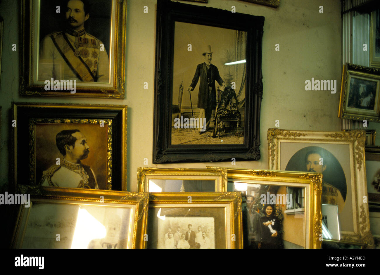 Bilder von der königlichen Familie auf den Verkauf in einem Geschäft in Bangkok, Thailand Stockfoto