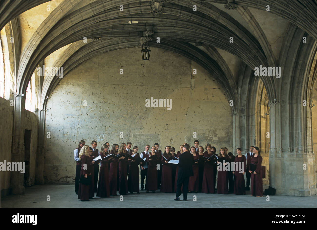 Ein Chor übt sich im Kreuzgang des Kondom St-Pierre-Kathedrale in Südwest-Frankreich Stockfoto