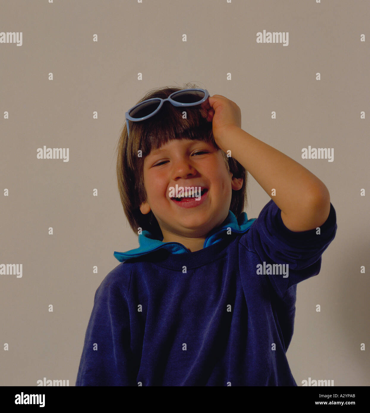 Kind lächelt in die Kamera mit Sonnenbrille auf dem Kopf. Foto: Willy Matheisl Stockfoto