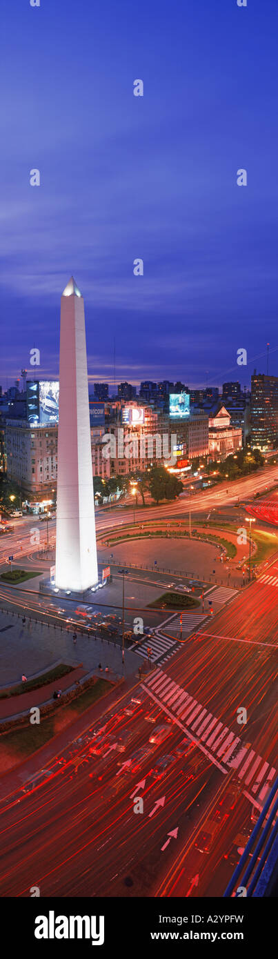 Obelisk auf der Avenida 9 de Julio in Buenos Aires in der Nacht Stockfoto