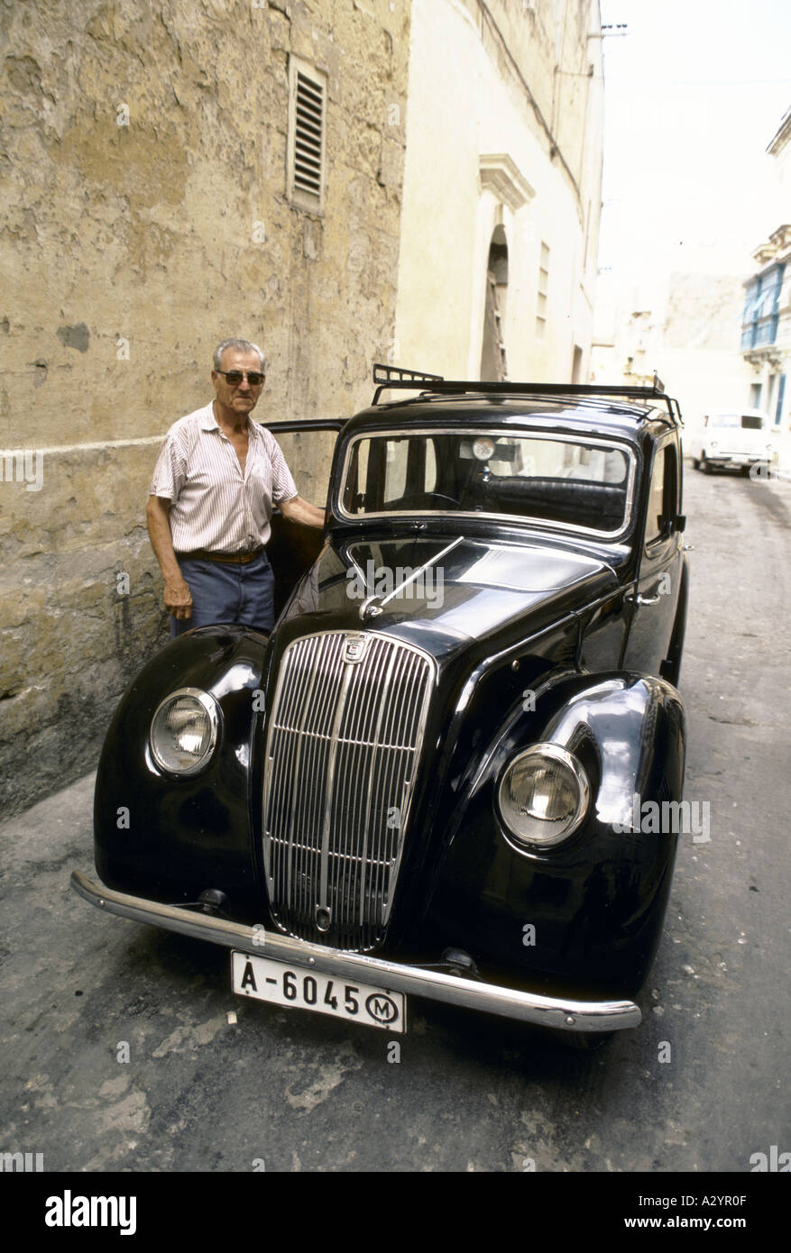 Malta dreißig Jahre alten ford beliebte Auto mit ihm s Besitzer sowohl als neue 1986 Stockfoto
