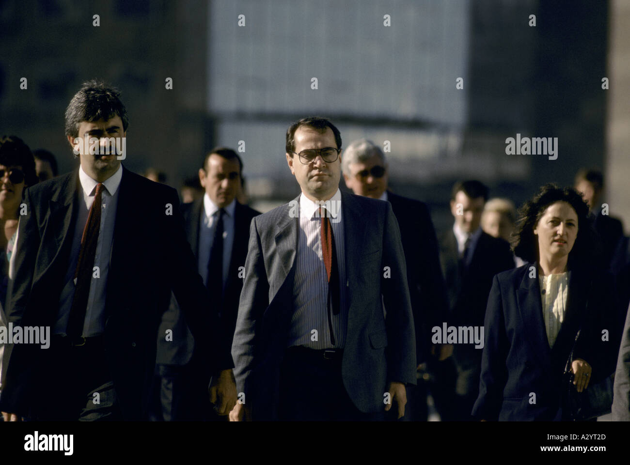 Menschen zu Fuß über die Themse auf dem Weg zur Arbeit, London Stockfoto