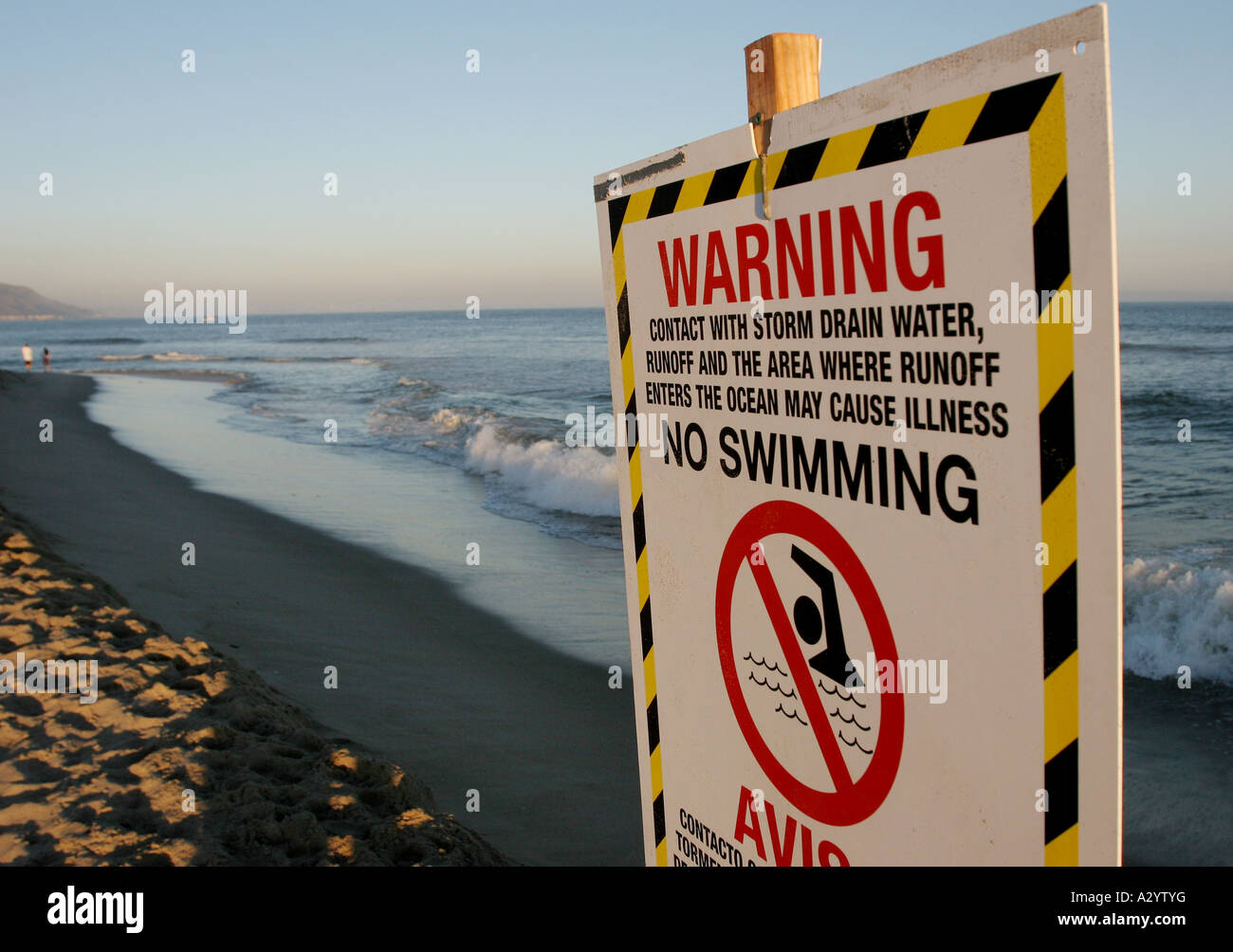 Warnung Zeichen verschmutzter Strand Stockfoto