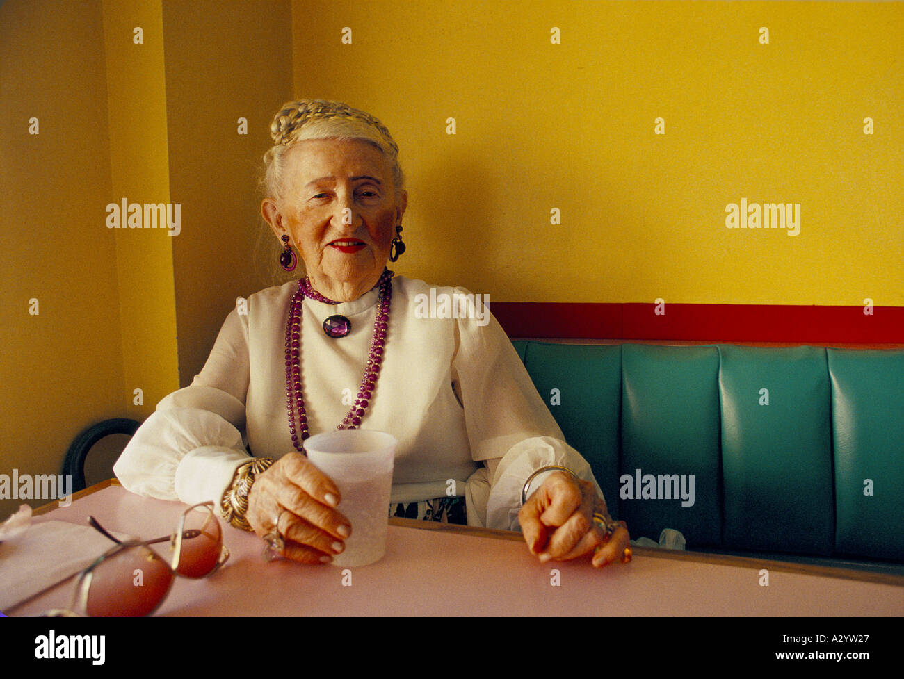 Miami-Frau im restaurant Stockfoto