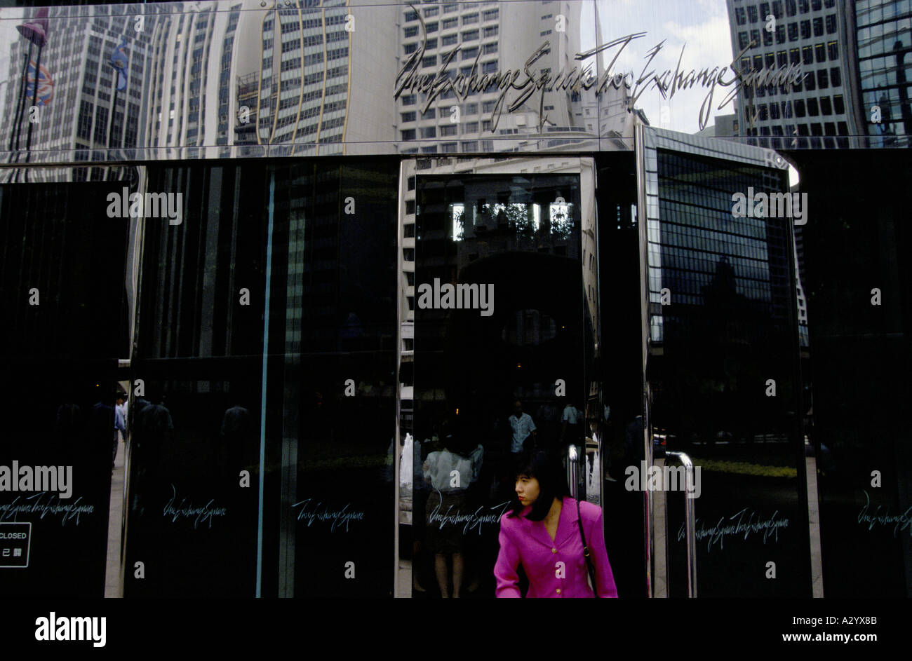 eine Frau Stadt Art verlassen die Hong Kong Börse Stockfoto