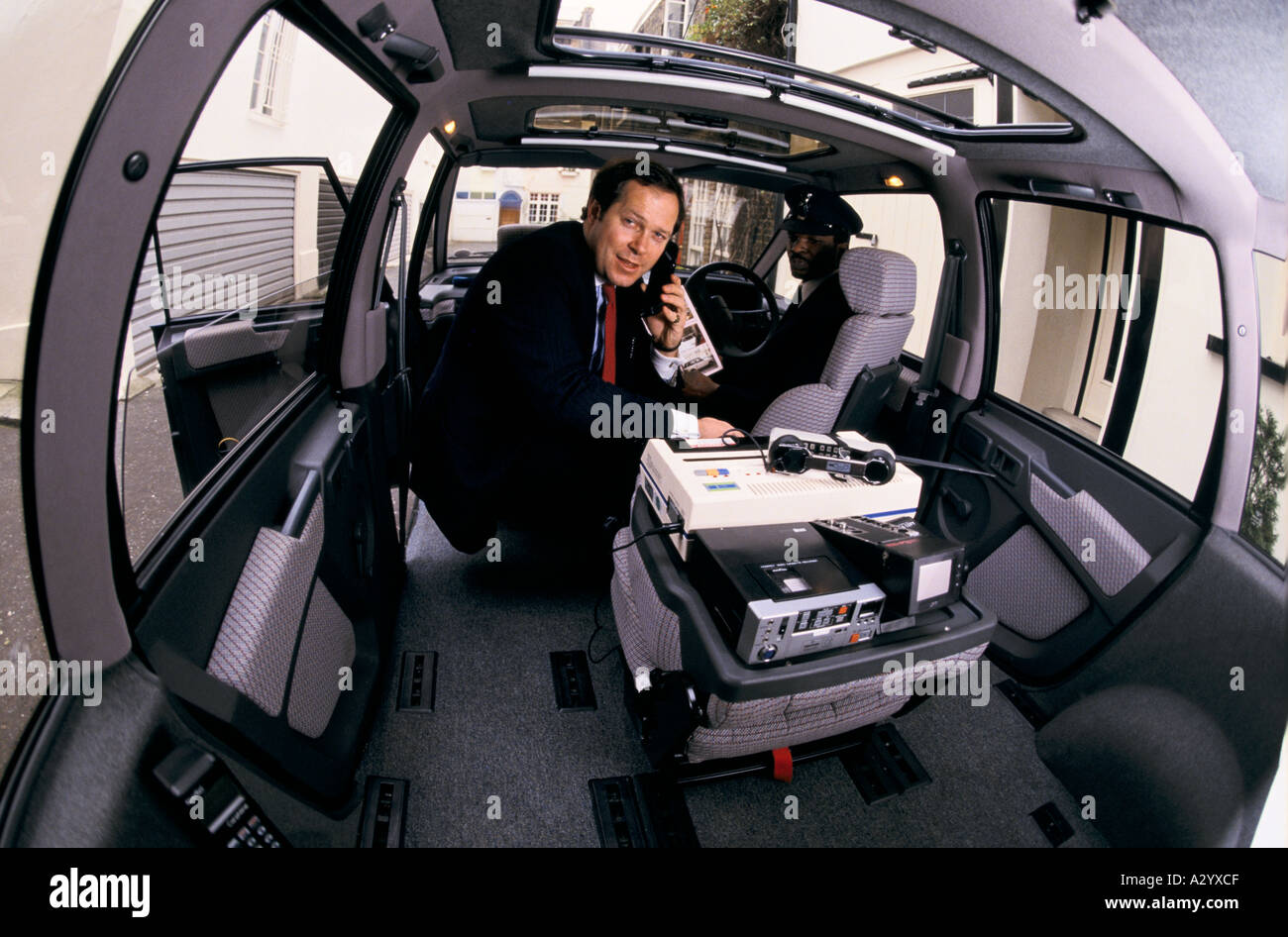 Geschäftsmann s mobiles Büro in einem Renault Espace 1990 Stockfoto