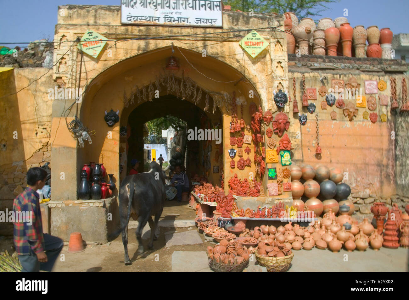 Verkauf von Wasser Töpfe durch Stadttor Jaipur Rajasthan Indien Stockfoto