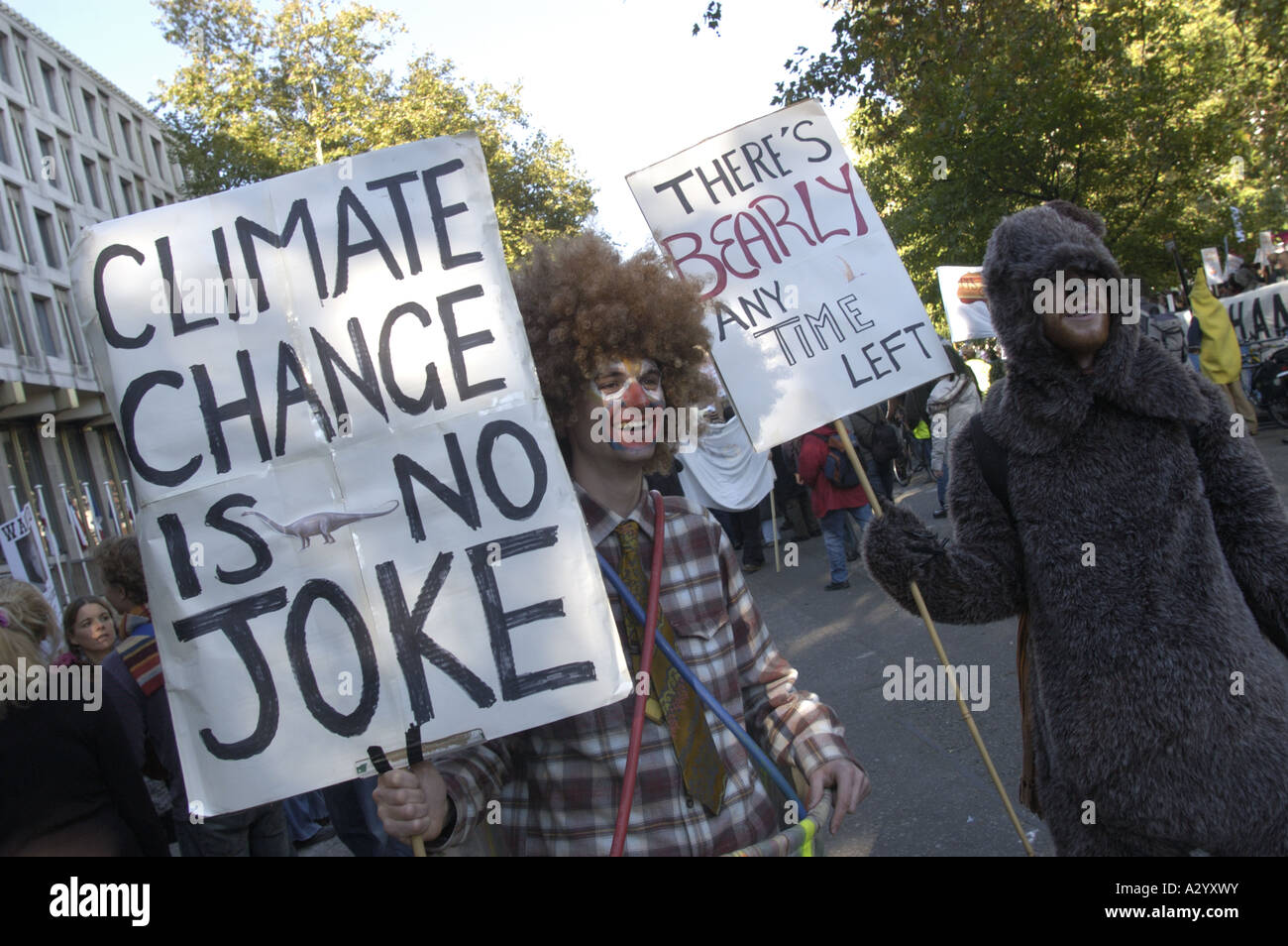 Demonstranten vor der amerikanischen Botschaft auf der Climate Change Demonstration London 4. November 2006 Stockfoto