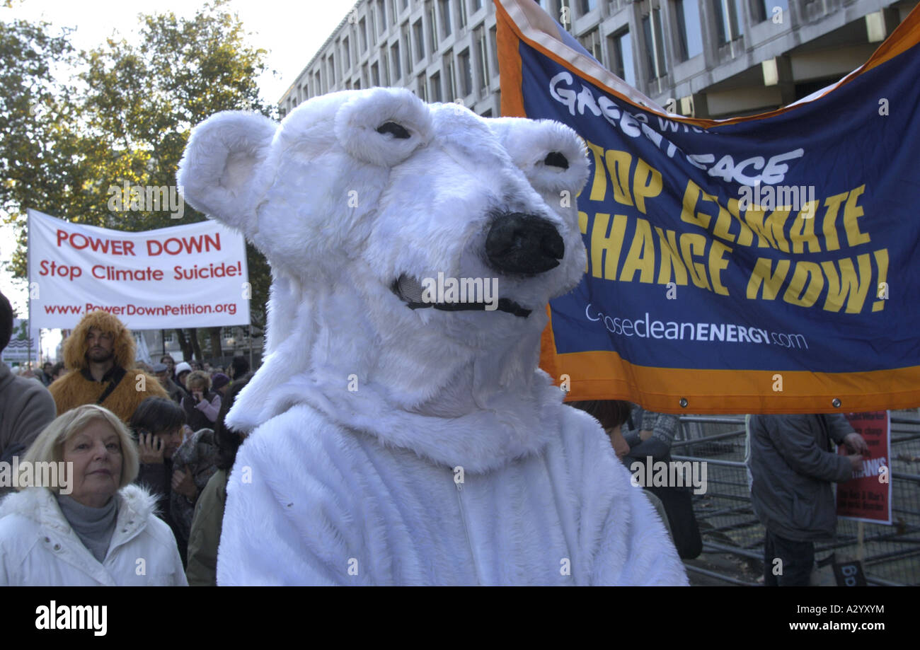 Demonstranten gekleidet wie ein Eisbär vor der amerikanischen Botschaft auf der Climate Change Demonstration London 4. November 2006 Stockfoto