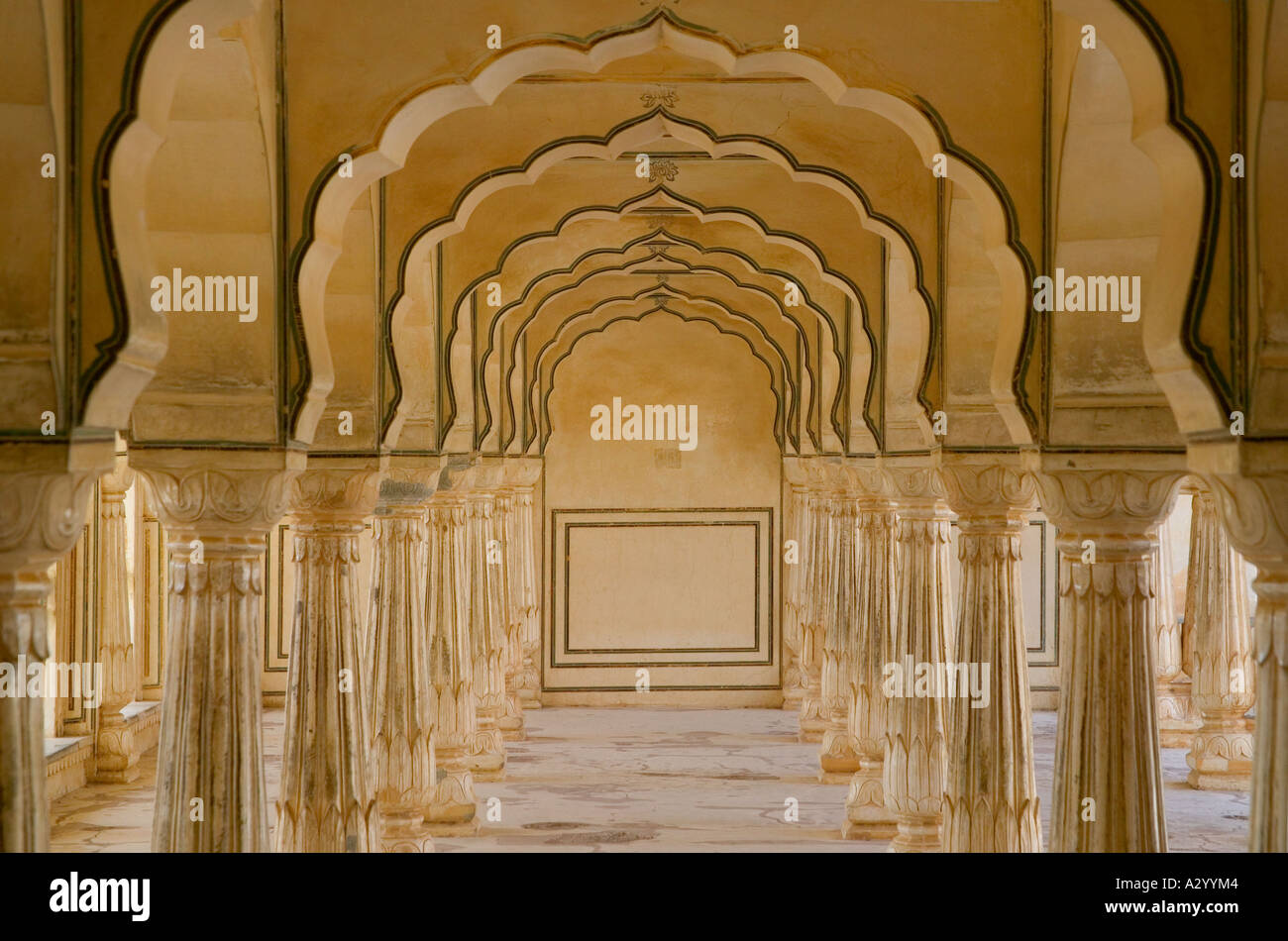 Gewölbten Gehweg mit Spalten in Amber Palace Jaipur Rajasthan Indien Stockfoto