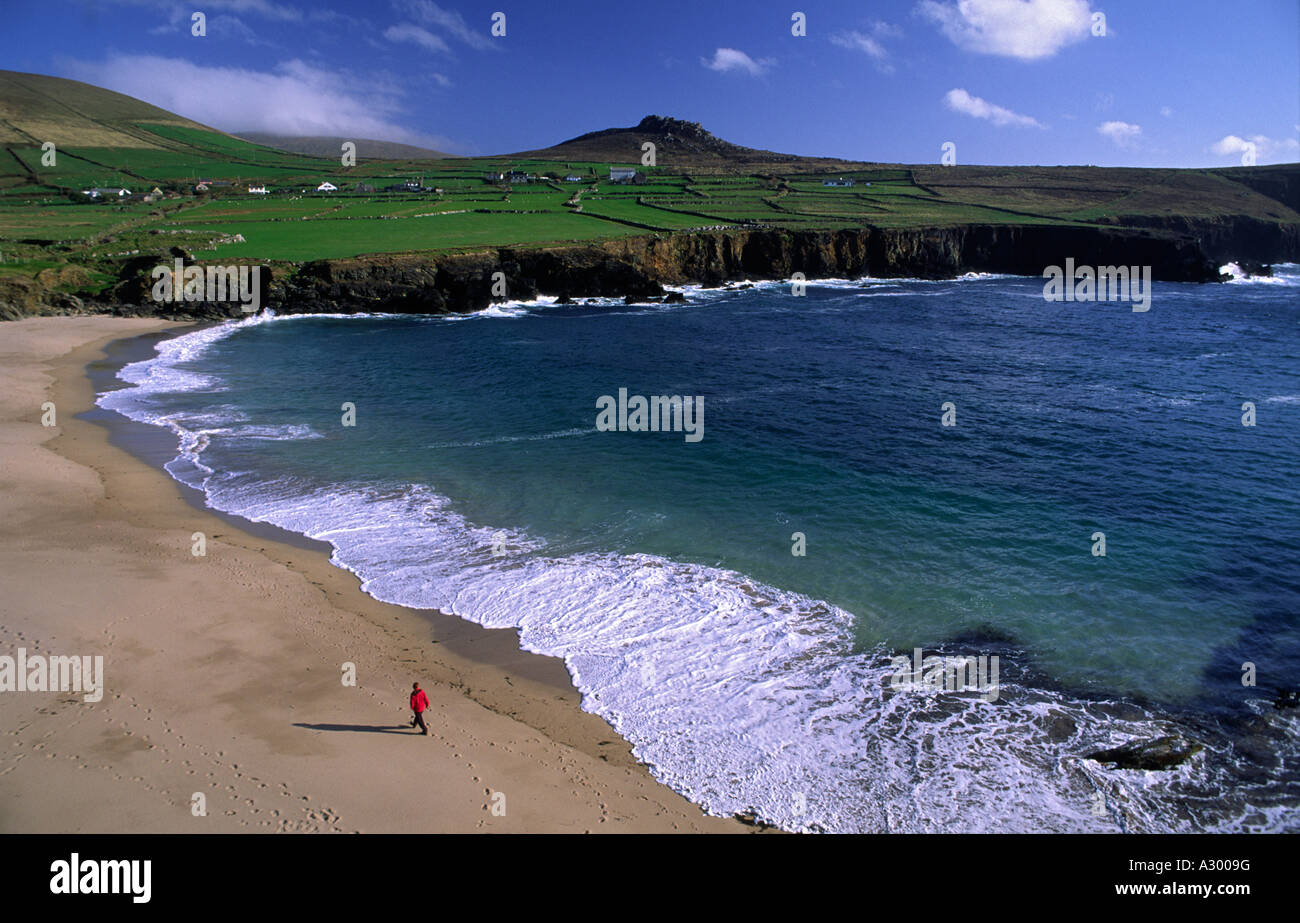 Fußgänger auf Clogher Strang, Halbinsel Dingle, County Kerry, Irland Stockfoto