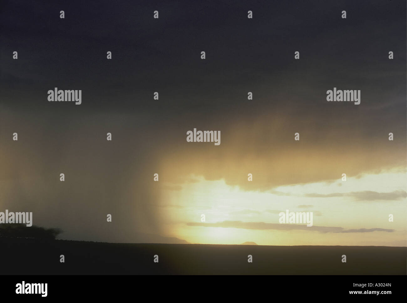 Dunkle Wolken und ein schweres Gewitter über die Ebenen gesehen von der Marsabit-Straße im nördlichen Kenia in Ostafrika Stockfoto