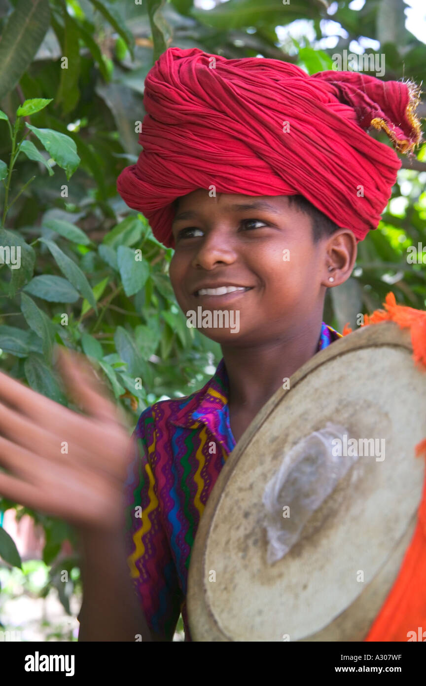 Jungen schlagen einer Trommel Udaipur Rajasthan Indien Stockfoto