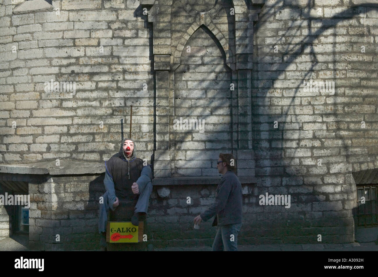 Dorf-Clown gekleidet in traditionellen mittelalterlichen Zeit Kostüm von alten Stadtmauer Tallinn Estland Stockfoto