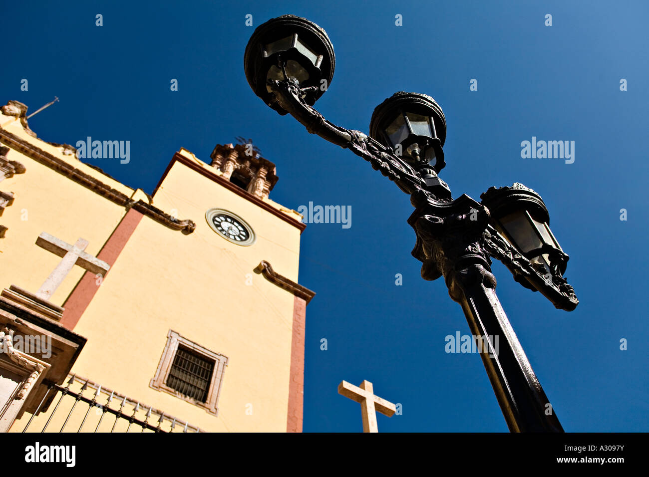 Mexiko Guanajuato Exterieur der Basilica de Nuestra Senora de la Kreuze und Architekturdetails Straßenlaterne Stockfoto