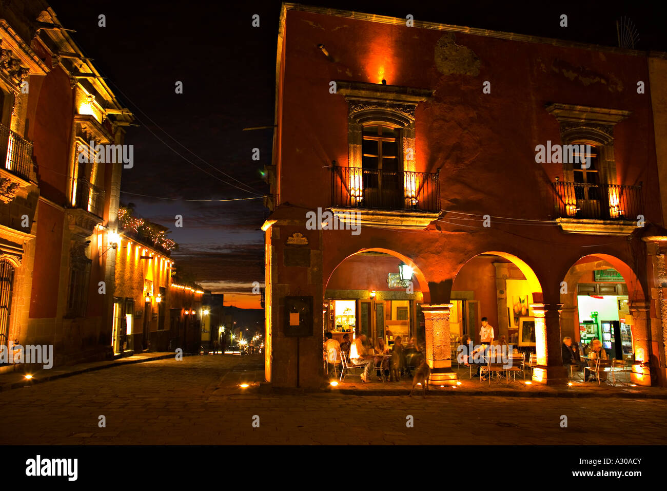 Mexiko San Miguel de Allende Menschen Speisen unter freiem Himmel im gewölbten Gehweg Plaza in der Nähe von el Jardin gepflasterte Straße in der Nacht Stockfoto