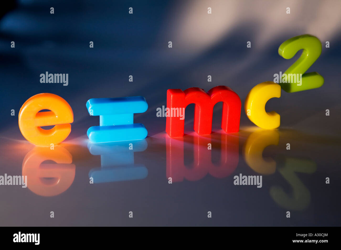 e mc2 Theorie der Relativität Formel ausgeschrieben mit Kinder-Kühlschrank-Magnet-Buchstaben und Zahlen Stockfoto