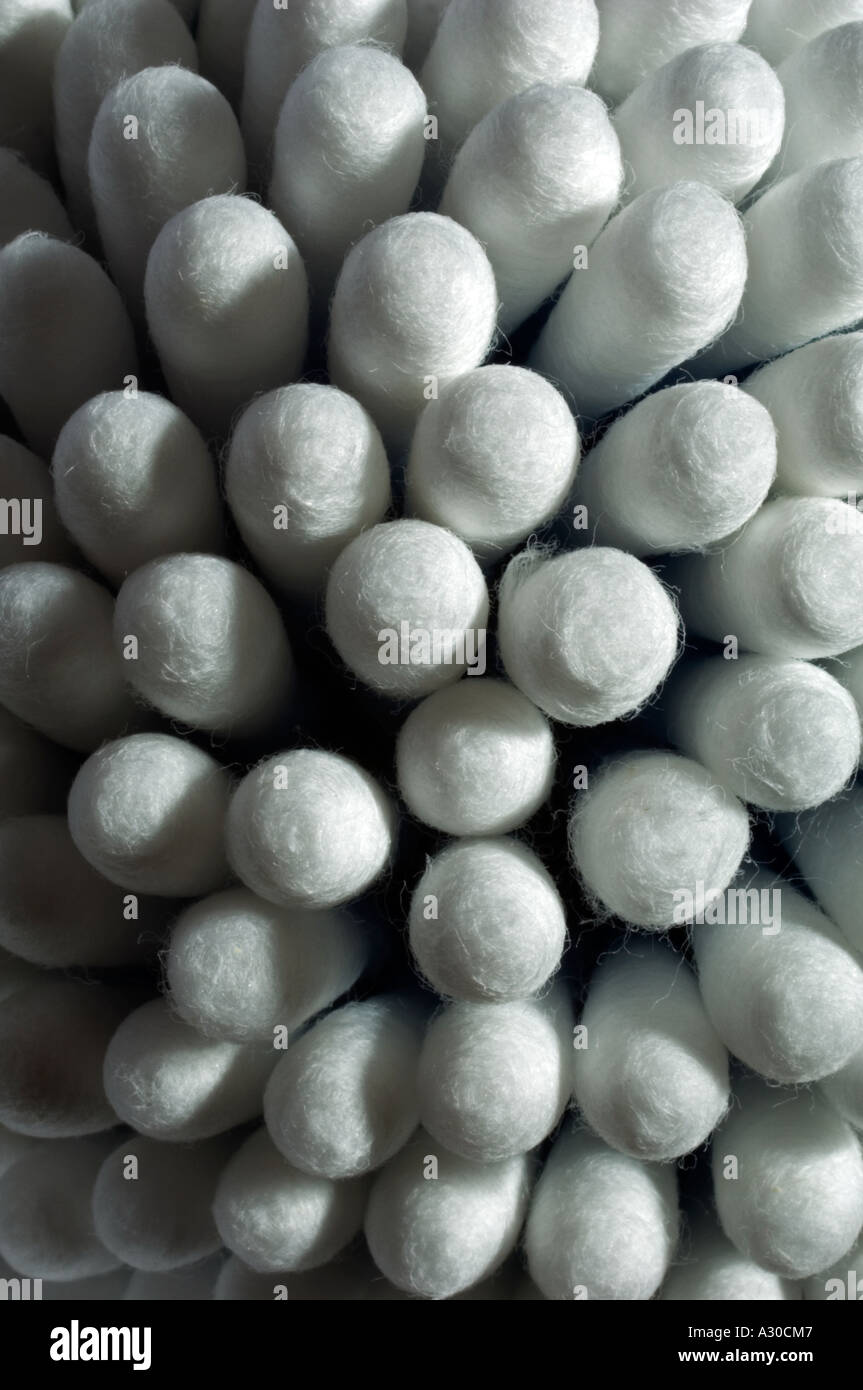 Wattestäbchen, Wattestäbchen, Ohrhörer oder Q-tips Stockfoto