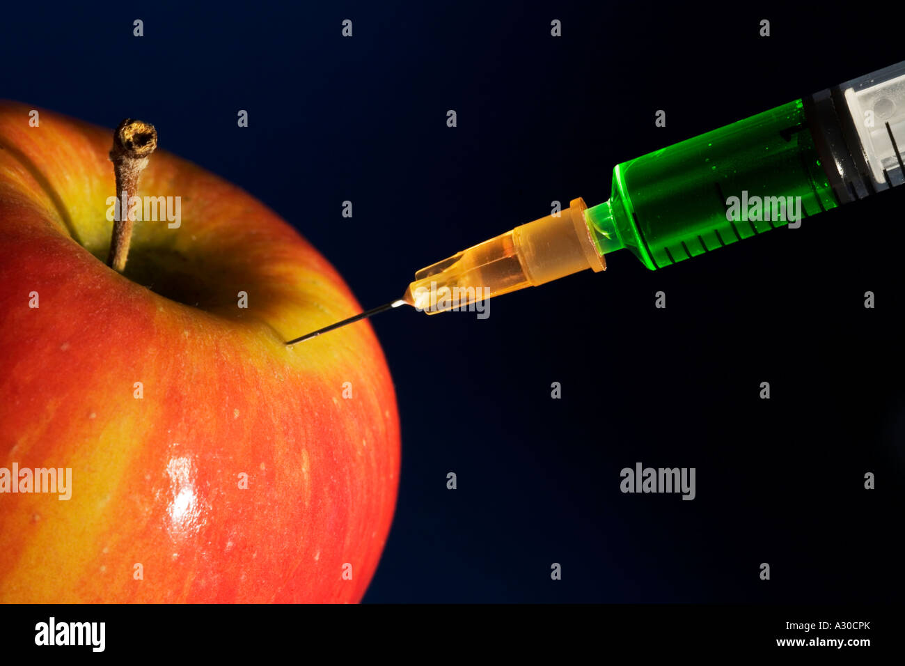 Apple injiziert mit grüner Flüssigkeit Konzept darzustellen genetisch veränderte Lebensmittel Stockfoto