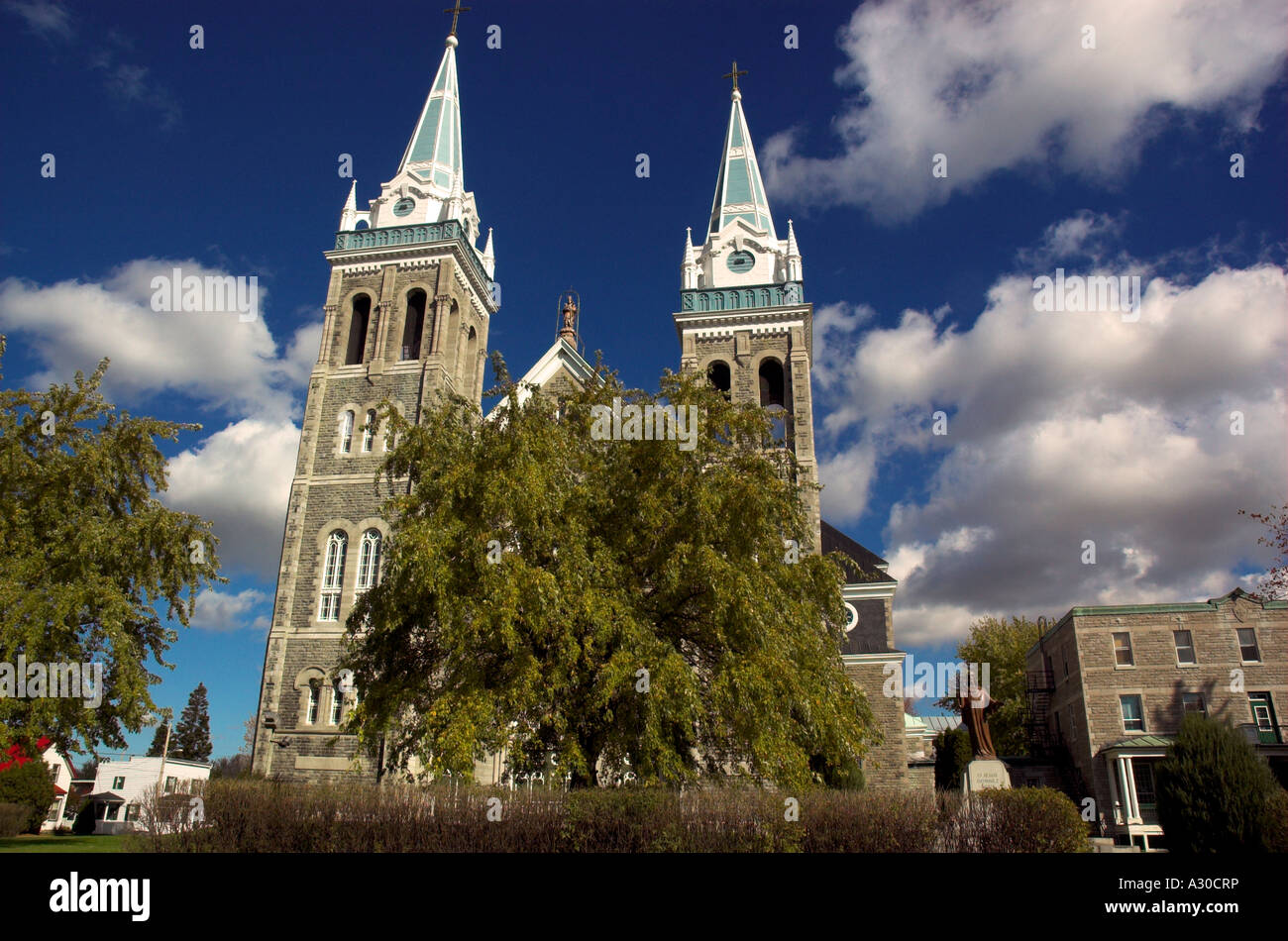 Blick auf die Twin spired Kirche in Farnham in Estrie Quebec Stockfoto
