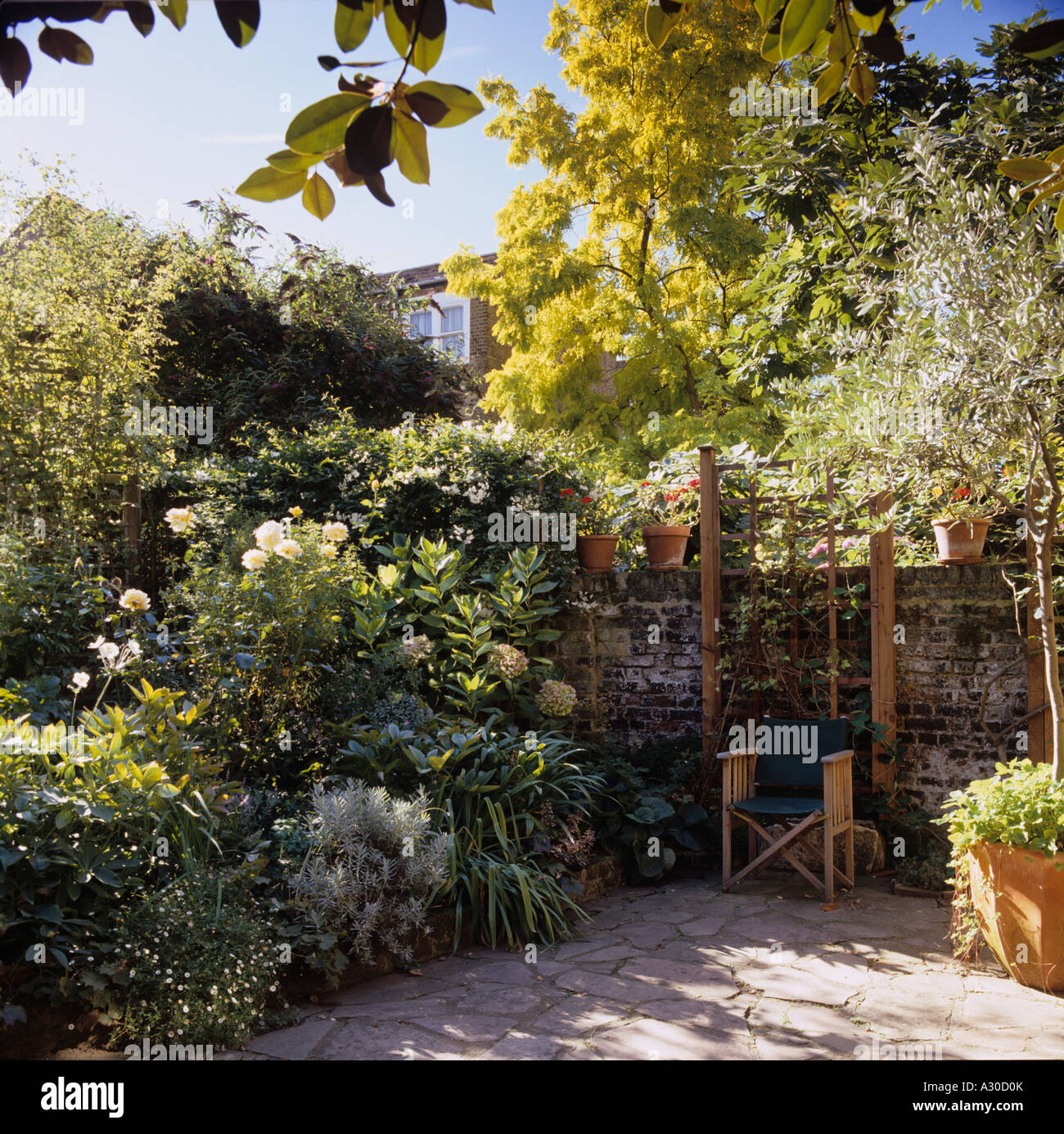 Garten und Terrasse von einem Londoner Stadthaus Stockfoto