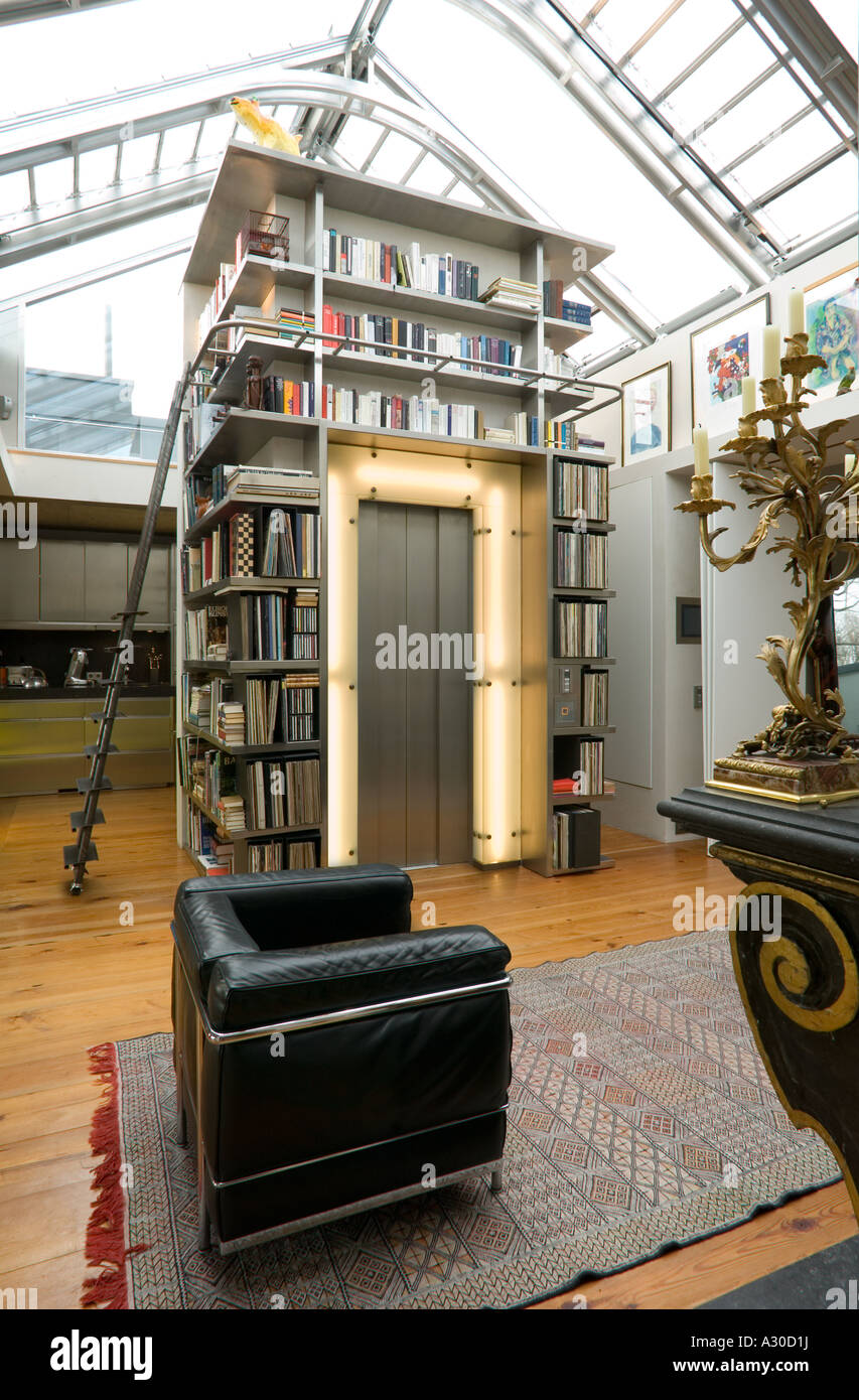 moderne penthouse wohnung, wohnzimmer mit schwarzem leder stuhl, bücherregal und aufzug eingang, Design ideen