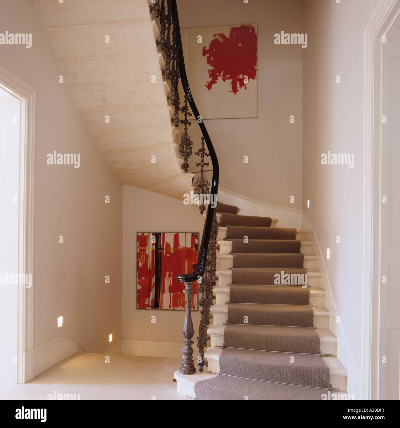 Teppich Treppe und Geländer mit moderner Kunst Stockfoto
