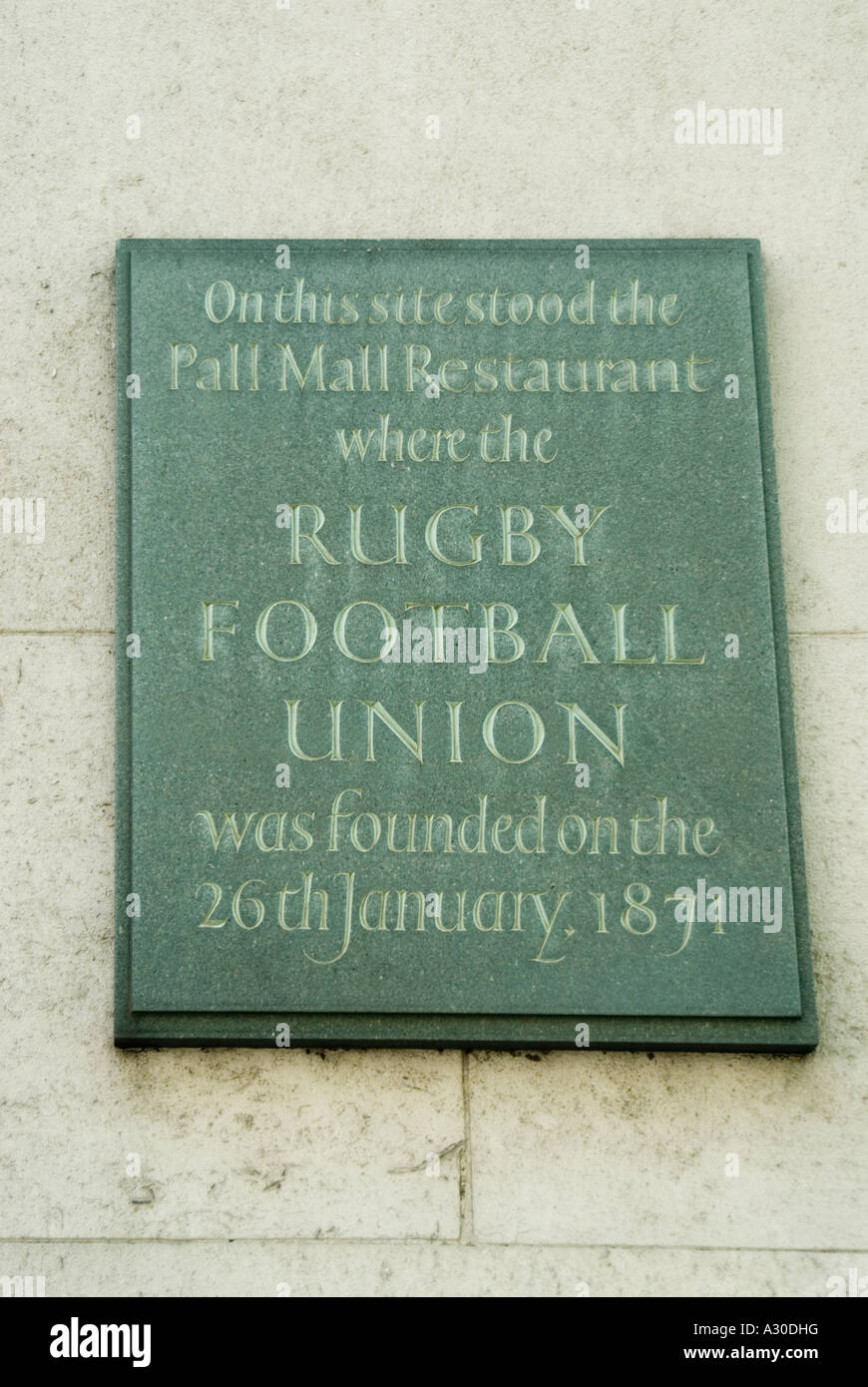 Historische Wandplakette für Sport zur Erinnerung an die Gründung von Rugby Football Union im Pall Mall Restaurant am 26. Januar 1871 West End London England UK Stockfoto