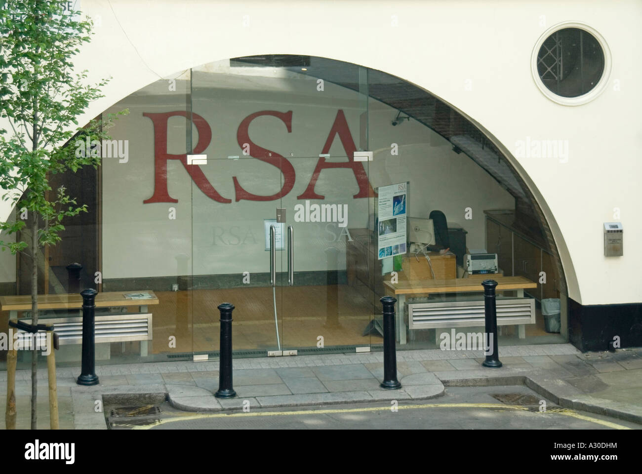 Schild der Royal Society of Arts & RSA, das durch ein geschwungenes Fenster aus Glas mit Doppeltüren zum Empfang an einem Eingang zum Gebäude London England UK angesehen wird Stockfoto