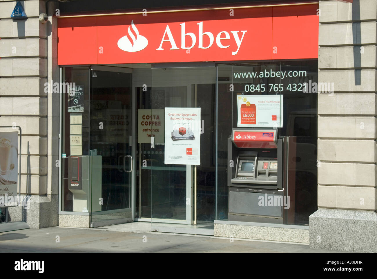 Typische Geschäftslokale vordere Zweig der Abtei Santander Bank mit Cash-Automaten Stockfoto