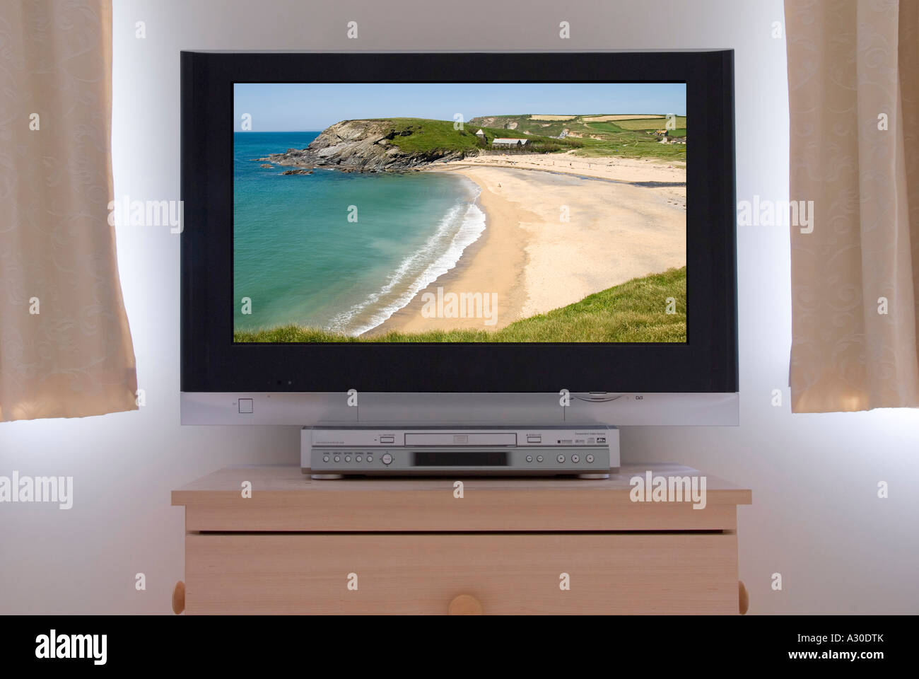 LCD-Fernseher mit Flachbildschirm an der Schlafzimmerwand befestigt zeigt Justin Kase Foto Cornwall Landschaft Strand Bild mit DVD-Player unter England Großbritannien Stockfoto