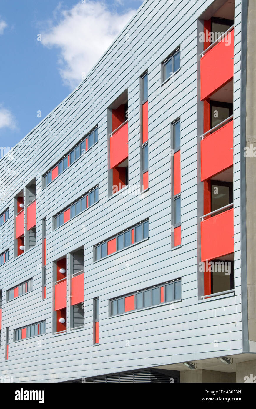 Apartment Block Gehäuse Entwicklung mit modernen Hochbau Verkleidungen im Gegensatz von hellen roten Panels Islington London England Großbritannien Stockfoto