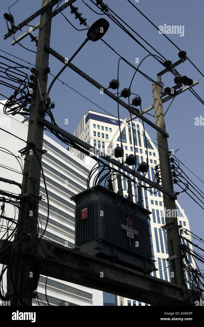 Silhouette am Straßenrand Stromkabeln in Bangkok Stockfoto