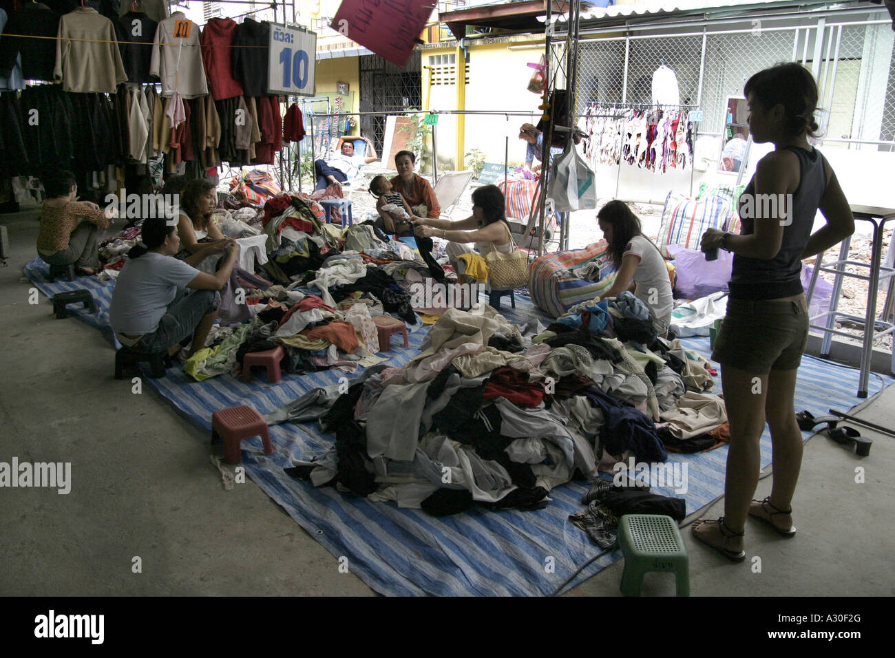 Second Hand Kleidung Stall in Pattaya Thailand Stockfoto