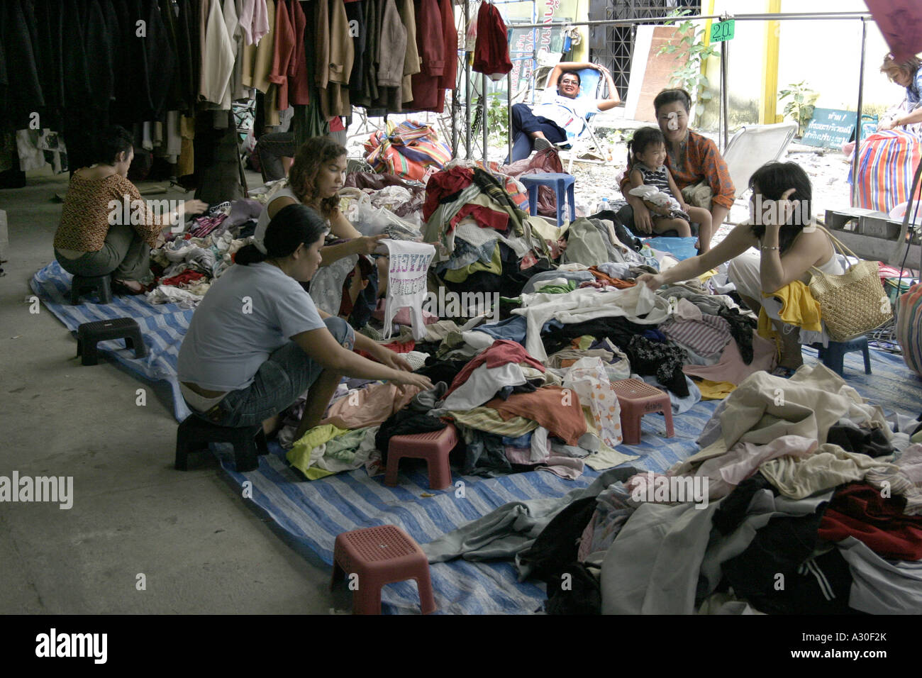 Second Hand Kleidung Stall in Pattaya Thailand Stockfoto