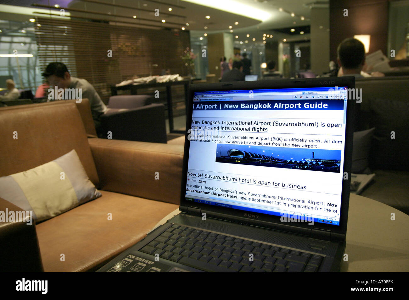 "Bild vom Suvarnabhumi International Airport Bangkok auf einem Laptop-Computer in der Business Class Lounge am Flughafen" Stockfoto