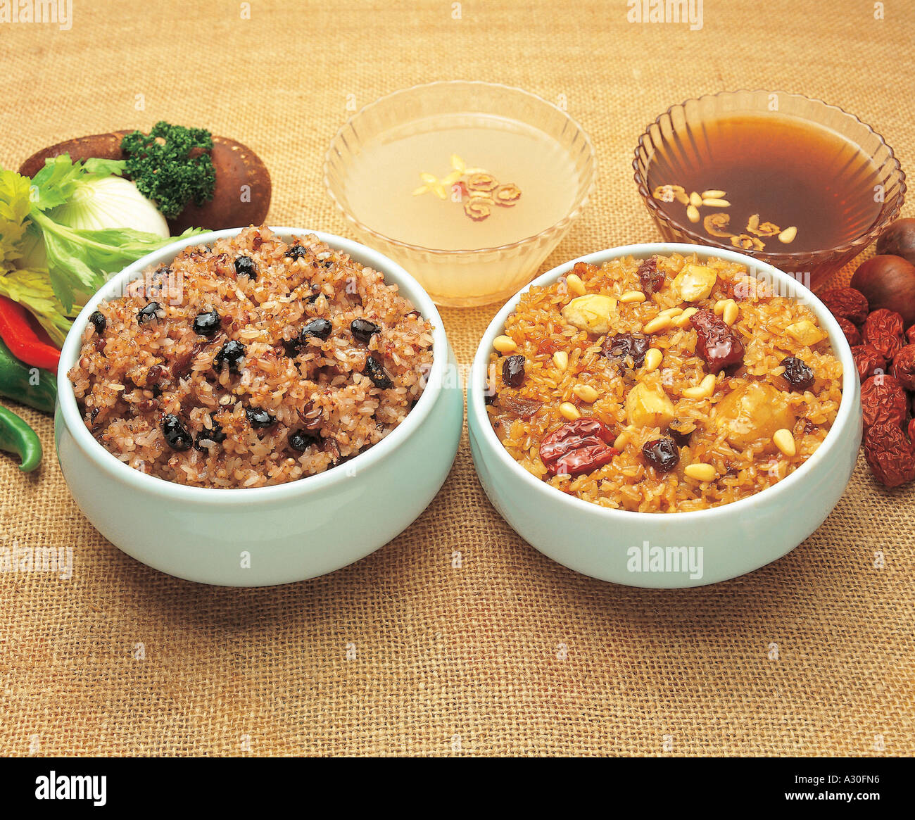 Koreanisches Essen, Soja-Reis mit Früchtepunsch Stockfoto