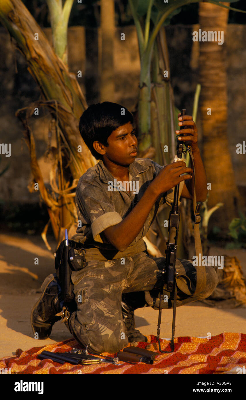 12 Jahre alten Tamil Tiger lernen zu Streifen und montieren seiner ak 47 Pistole Jaffna, Sri Lanka Stockfoto