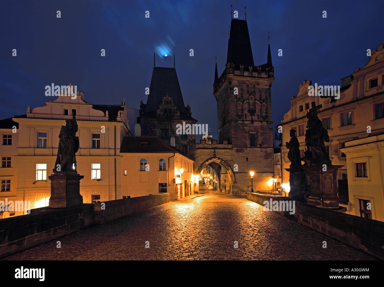 Geringerem Altstädter Brückenturm von der Karlsbrücke mit Moonlight-Prag-Tschechien-Europa Stockfoto